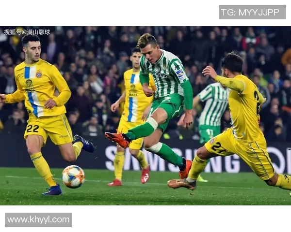 巴萨与皇马历史交锋回顾及未来对决展望分析